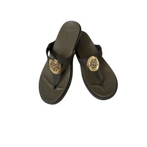 CROCS Sanrah Circle Flip Flop Sandals Size 7 Gold Medallion Casual Wedge Brown